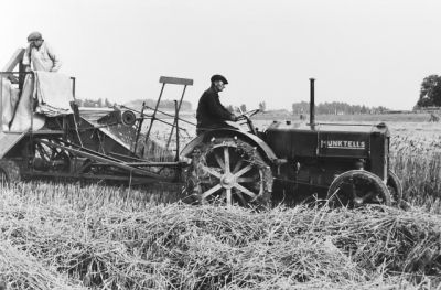 Skördearbete
Nyckelord: Självbindare;Traktor