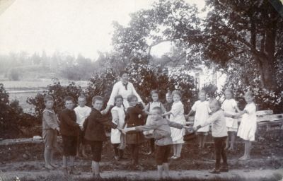 Elever med lärarinna
