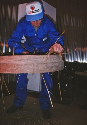 Man som sållar säd
Nyckelord: Råg;Såll