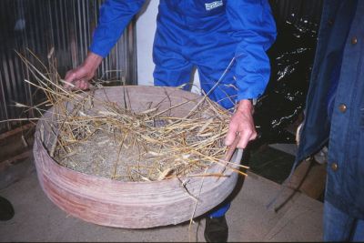 Man som sållar säd
Nyckelord: Råg;Såll