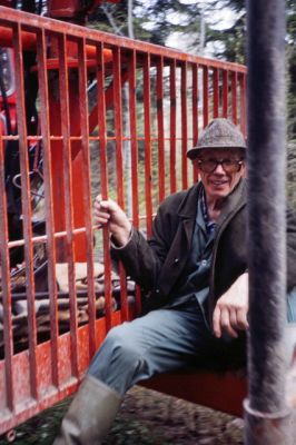 Man vid skogsfordon
Nyckelord: Gärdesgård