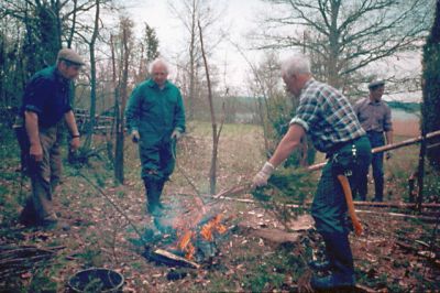 Män vid brasa
Nyckelord: Gärdesgård