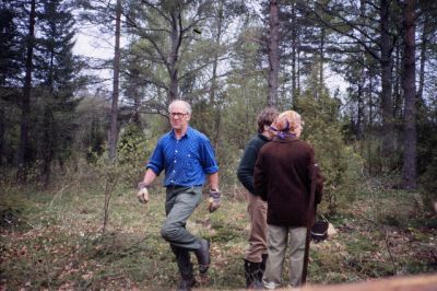 Man och 2 kvinnor i skogen
Nyckelord: Gärdesgård