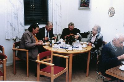 3 män och 2 kvinnor i lokal
