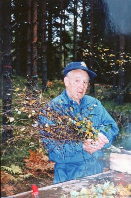 Man som tillverkar kvast
