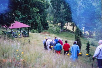 Män och kvinnori naturen
