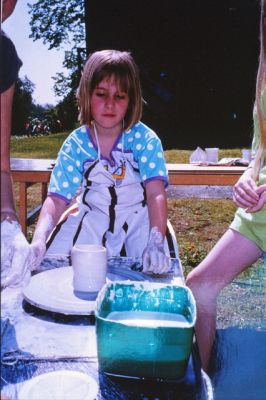 Flicka vid drejskiva
