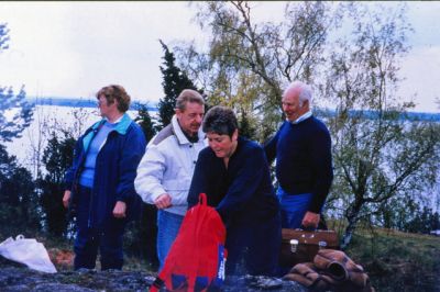 2 kvinnor o 2 män på höjd med sjöutsikt
