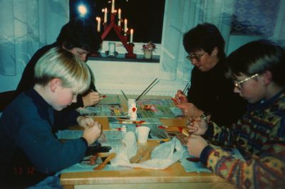 2 kvinnor och 2 pojkar med julpyssel
Nyckelord: Jul