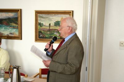 Man som håller tal
Nyckelord: Mikrofon