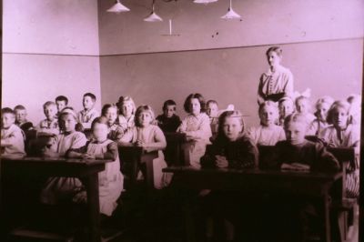 Elever med lärarinna i klassrum
