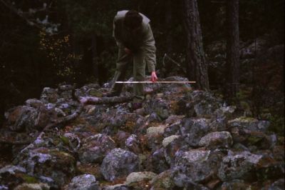 Man som undersöker fornminne
