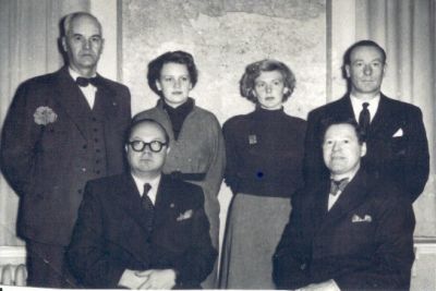 4 män och 2 kvinnor i rum
