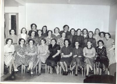 Ett antal kvinnor i en sal
