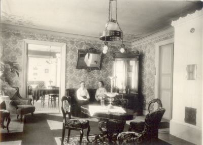 Två personer sittande i rum
