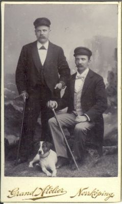 Två män och en hund
