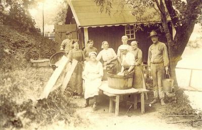 Tvätt invid vattendrag
Nyckelord: Tvättbalja