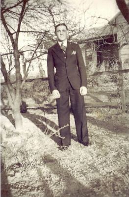 Man stående utomhus
