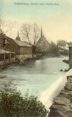 Åpartimed kyrka i bakgrunden
