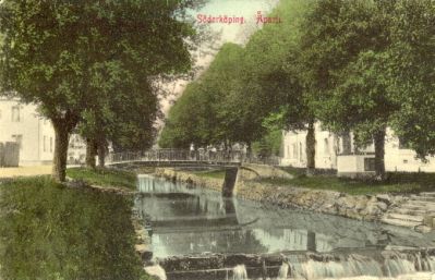 Vattendrag genom stadsbebyggelse
