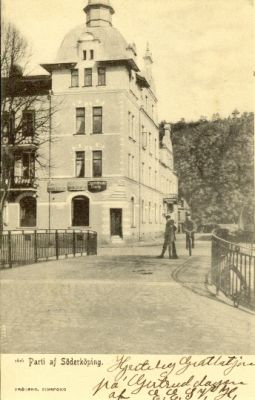 Stor byggnad intill bro
