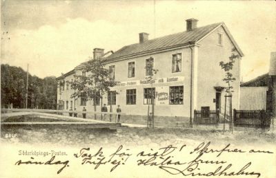 Byggnad intill bro över vattendrag
