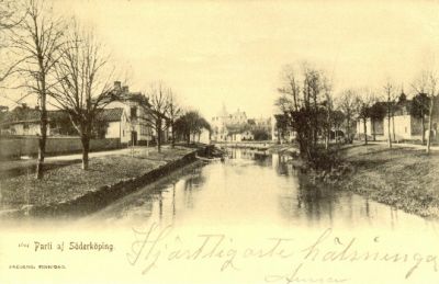 Vattendrag genom stadsbebyggelse
