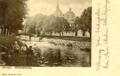 Vattendrag intill större byggnad
