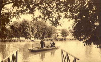 Roddbåt på vattendrag
