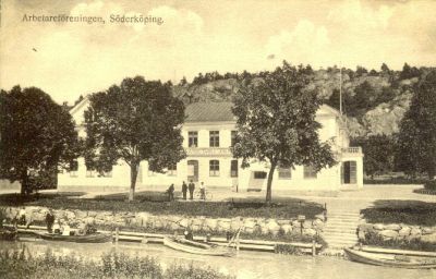 Stor byggnad invid vattendrag
