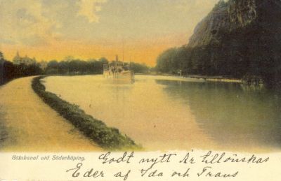 Ångbåt på vattendrag invid berg
