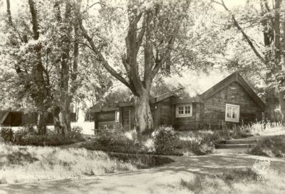 Stockstuga i parkområde
