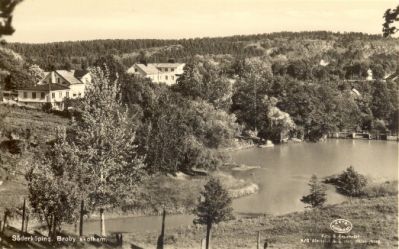 Byggnadpå höjd invid vattendrag
