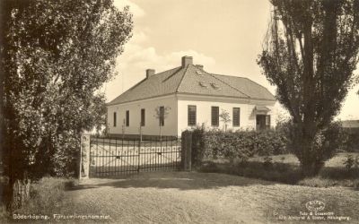 Större putsad byggnad
