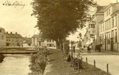 Stadsbebyggelse utmed vattendrag
