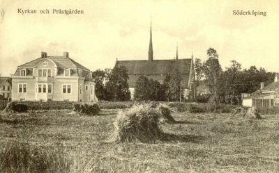 Större byggnad invid kyrka
