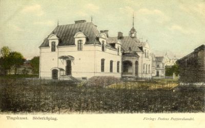 Större vitrappad byggnad
