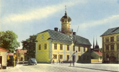 Tornförsedd byggnad vid torg
