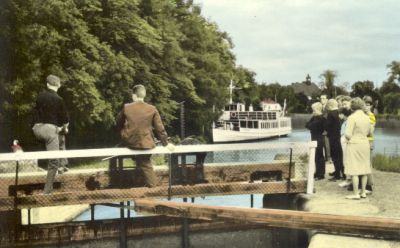Passagerarbåt på väg in i sluss
