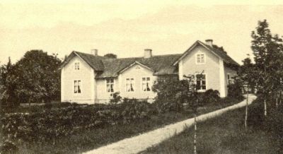 Större byggnad på landsbygden
