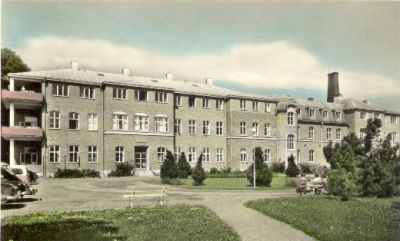 Stor tegelbyggnad med omgivande park
