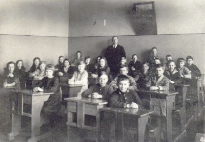 Skolklass med lärare i klassrum
