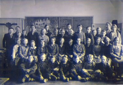 Skolklass med lärare i klassrum
