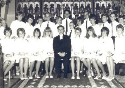 Konfirmationselever och präst i kyrkolokal
