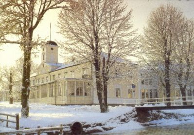 Tornförsedd byggnad vid vattendrag
