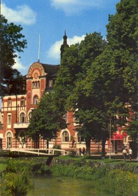 Hotellbyggnad invid vattendrag
