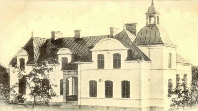 Stor vitrappad byggnad med torn och tinnar
