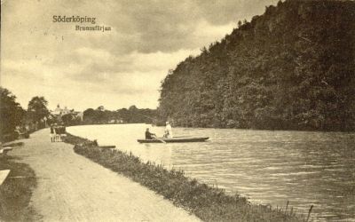 Roddbåt på vattendrag
