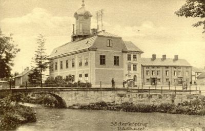 Torg invid vattendrag med bro
