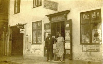 Man flicka och kvinna utanför speceriaffär
